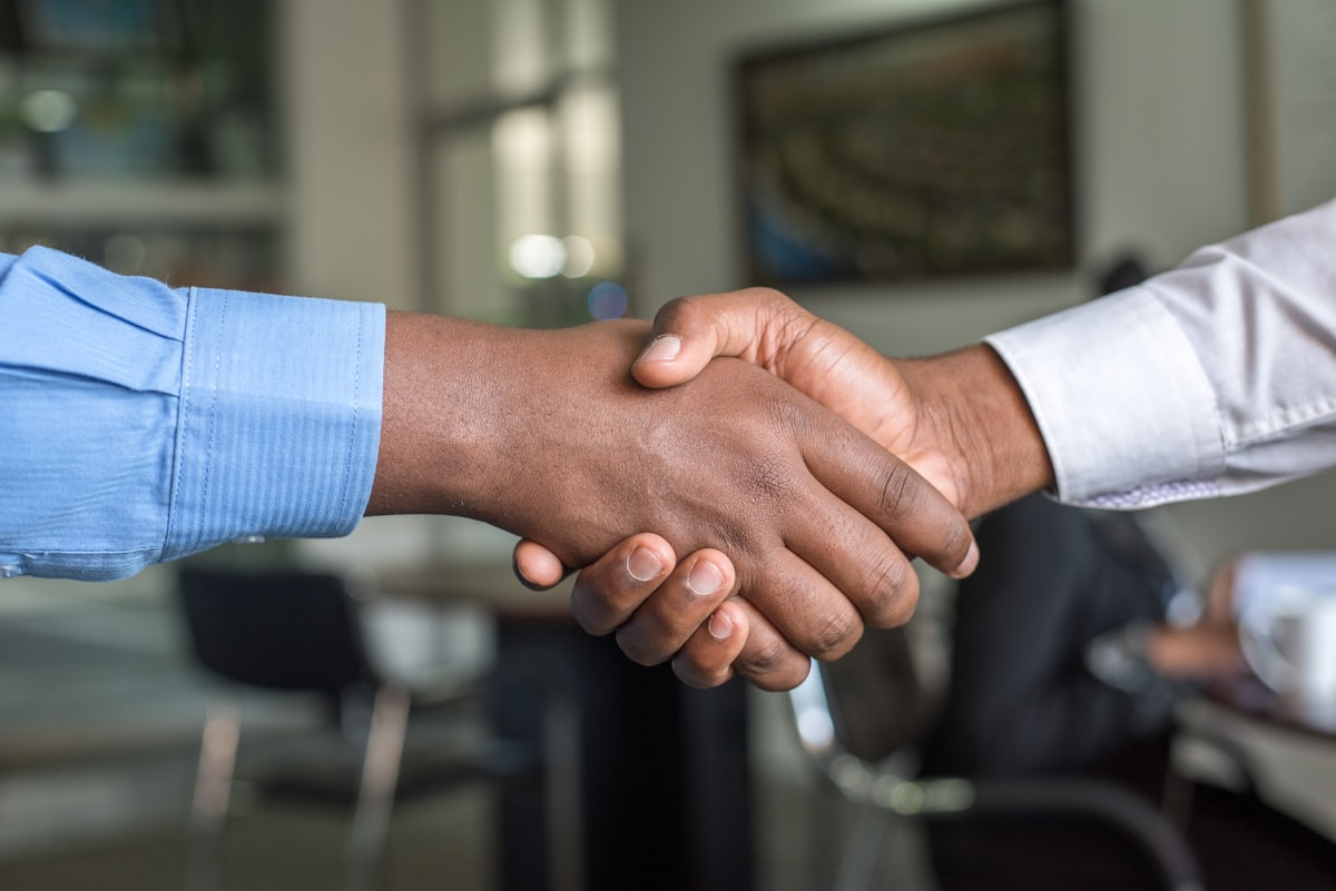 Aperto de mãos selando um acordo financeiro
