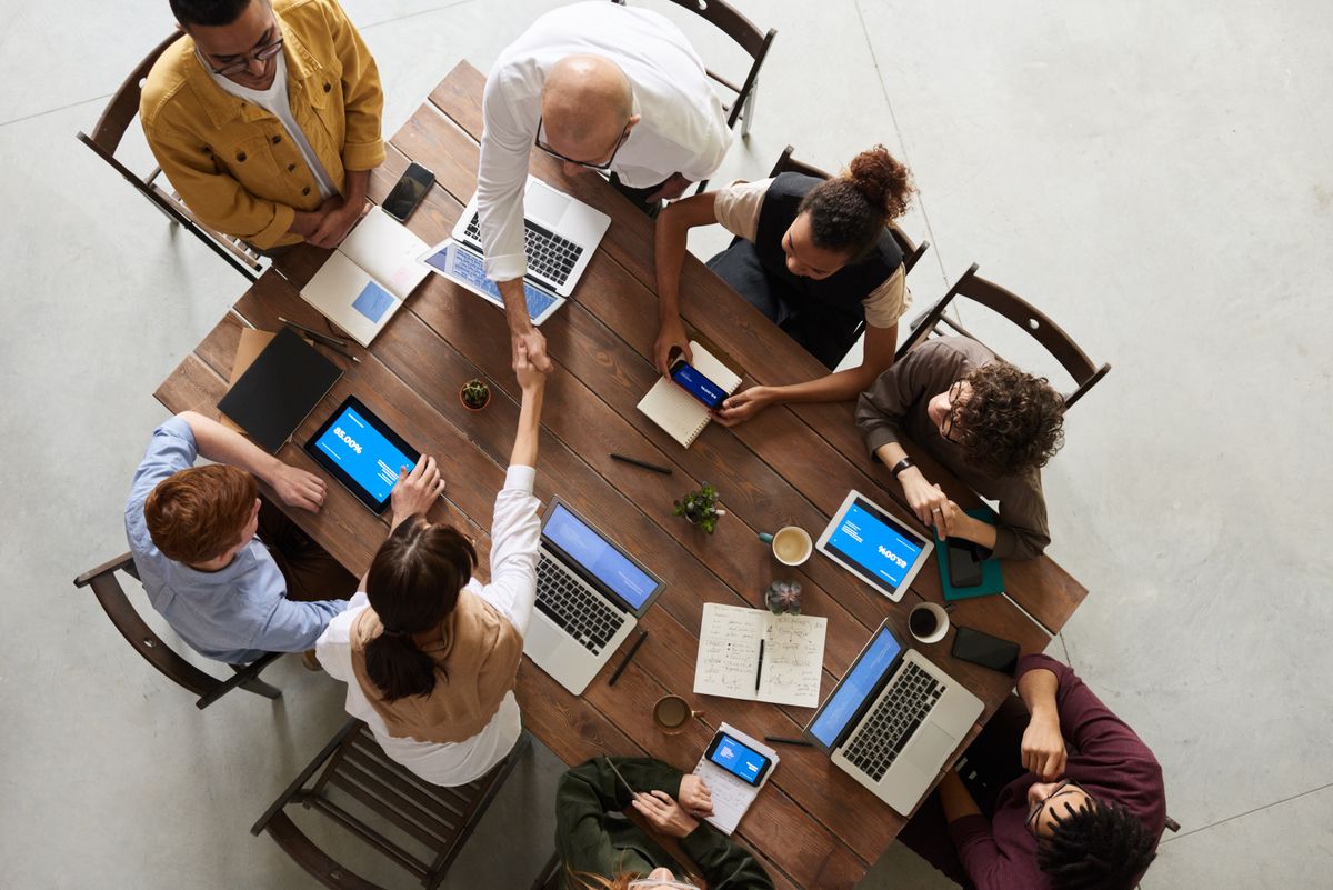Equipe analisando propostas financeiras